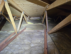 Zateplení stropu rodinného domu pomocí foukané izolace